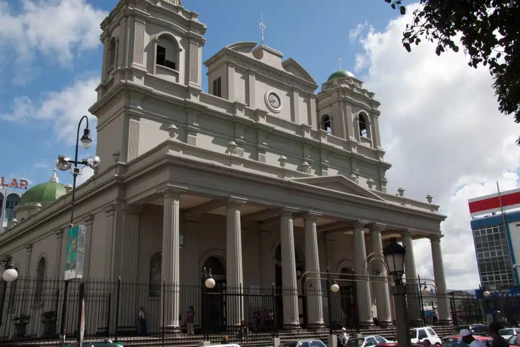 In San José, there are many historical buildings with a rich cultural heritage.