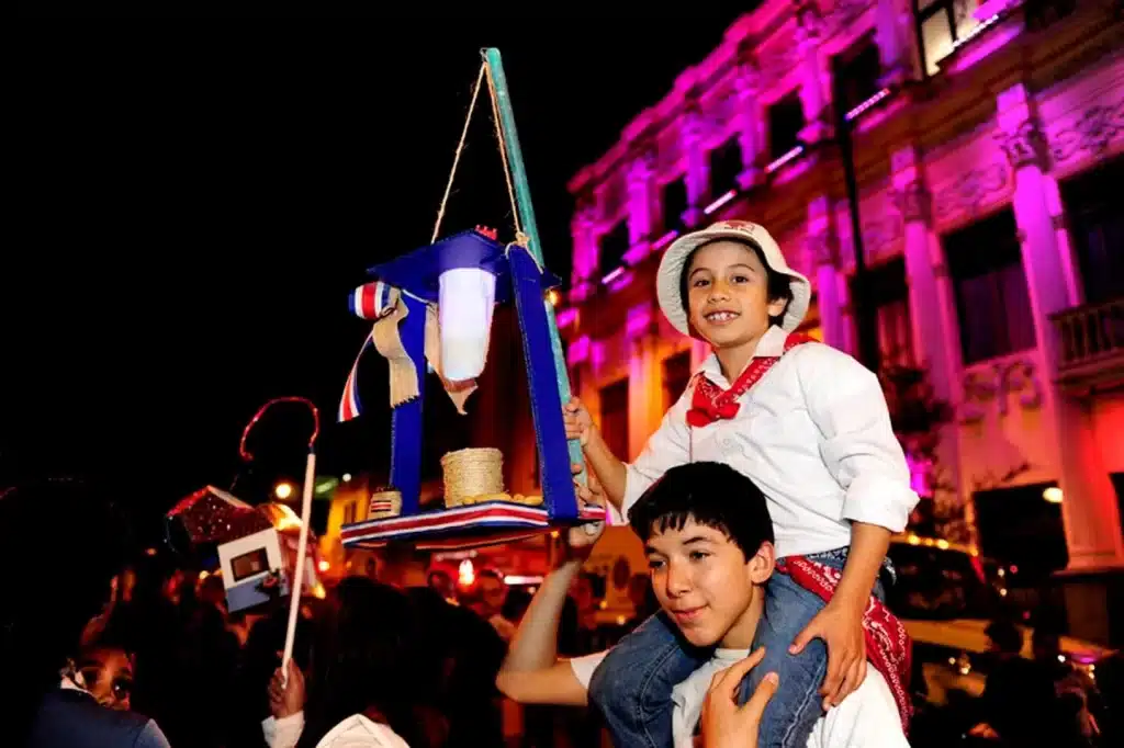 The lantern parade is one of many cultural activities that attract people from all over Costa Rica.