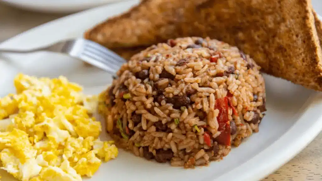 Scrambled eggs and sour cream are the perfect complement to gallo pinto.