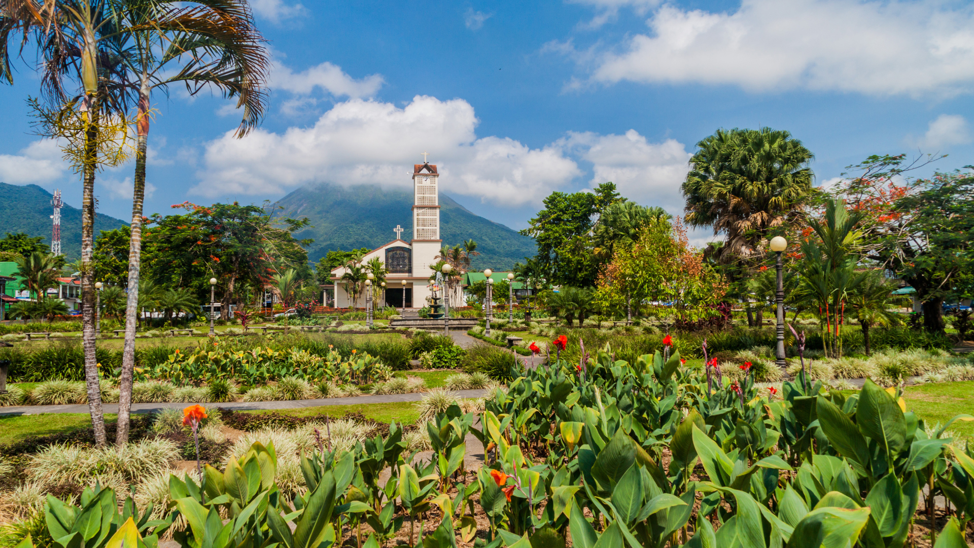 Discover the best flight options for your journey to La Fortuna.