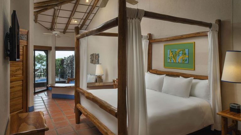 One-Bedroom Junior Suite Outdoor Hot Tub